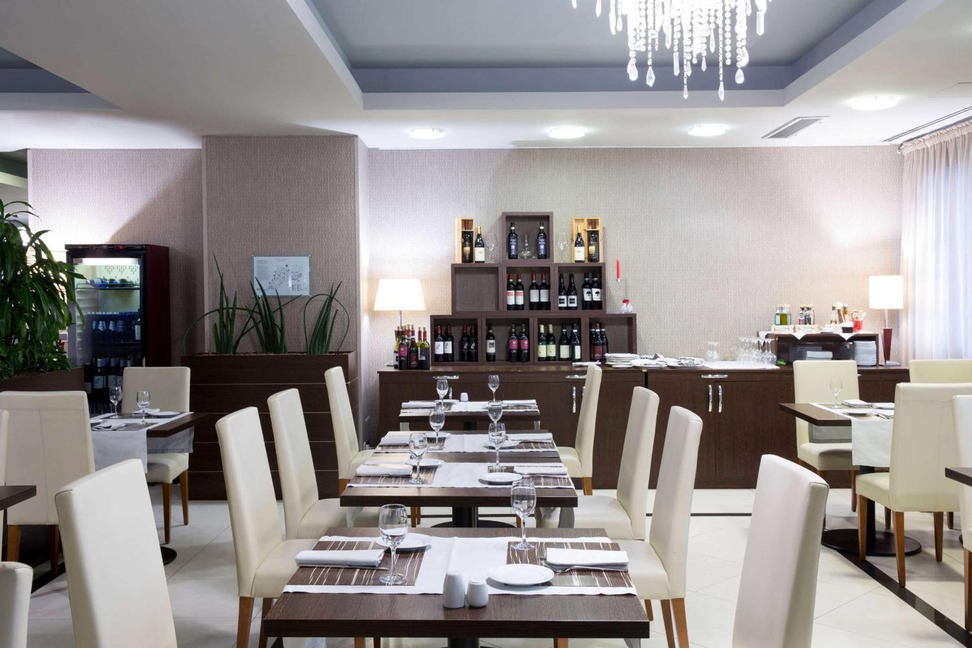 Dolce By Wyndham Milan Malpensa Hotel Somma Lombardo Bagian luar foto